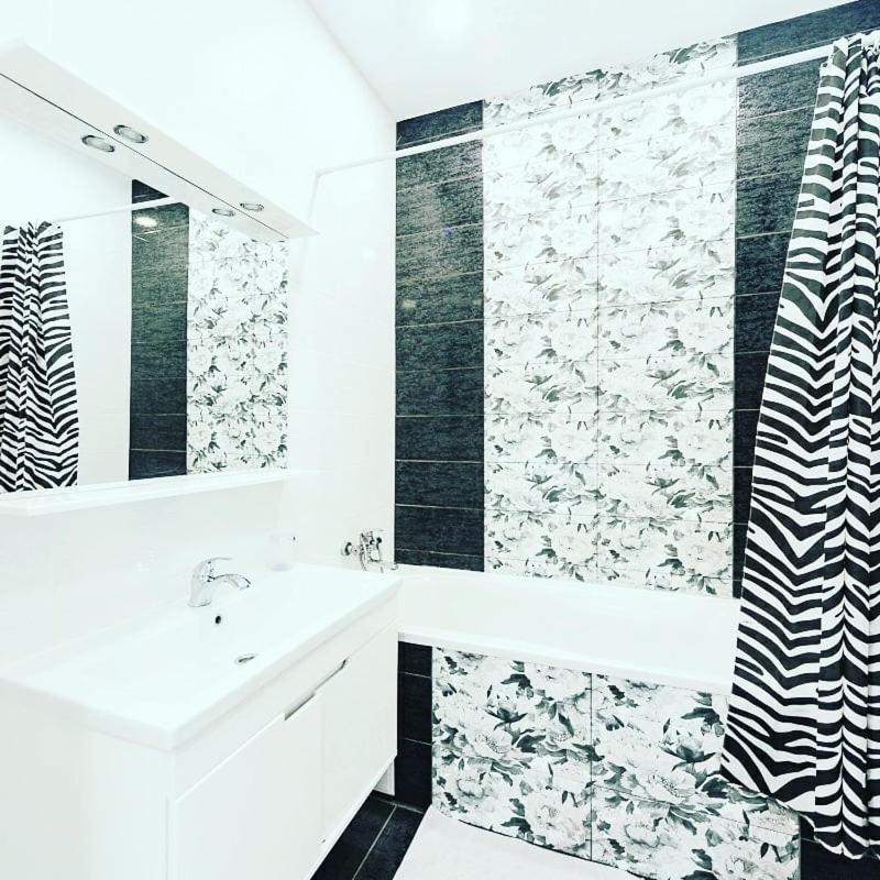 1 Room 60M2 Center Of Obolon Near River Side. With Terrace. 22 Floor Kiev Ngoại thất bức ảnh